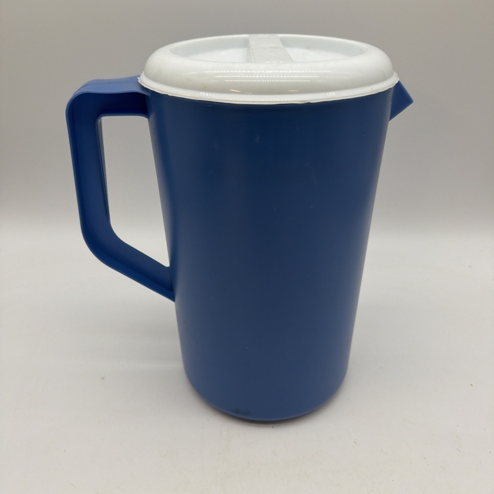 Vintage Rubbermaid 1 Gallon Pitcher #2718 Blue w/ Slotted White Lid